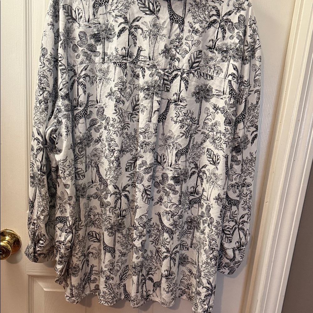 Elegant Black and White Botanical Print Blouse - Picture 4 of 8